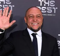 Ex-jogador Roberto Carlos passa por cirurgia no coração e é internado