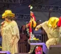 Alcione sofre queda em palco durante apresentação; assista
