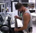BBB: Jonas é detonado por lavar pano de chão imundo na pia da cozinha