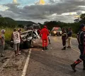 Batida entre van e carro deixa feridos em rodovia na Bahia
