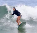 Carol Portaluppi pede ajuda para tirar roupa após dia de surfe; FOTOS