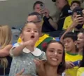 Ciúmes? Esposa de Neymar explica reação de Mavie em jogo do Brasil