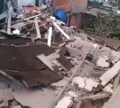 Criança fica soterrada após casa de dois andares desabar em Salvador