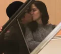 Djavan dá beijão em esposa durante passeio de luxo no RJ; FOTOS