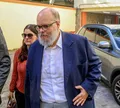 Ed Motta presta depoimento após confusão em restaurante; FOTOS