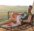 Ex-BBB Jonas Sulzabch causa climão e recusa tirar foto com ex-sister