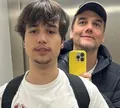Filho de Wagner Moura exibe foto rara com o pai e emociona