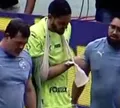 Goleiro do Bahia 'quebra' braço após defesa e imagem choca; assista