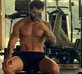 Gusttavo Lima sensualiza sem camisa e esposa manda indireta