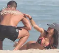 Jade Picon e namorado se enrolam na areia e esbanjam boa forma