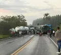 Motorista morre em batida entre carreta e ônibus de trabalhadores