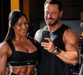 Namorado de Gracyanne Barbosa surpreende musa fitness com homenagem