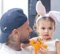 Neymar ignora polêmica e se declara para filha com Amanda Kimberlly