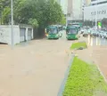 Ruas alagadas e veículos ilhados: semana começa com chuvas em Salvador