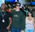 Sem Bruna Marquezine, Shawn Mendes dá show no aeroporto do Rio
