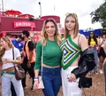 Sheila Mello leva filha 'sósia' para ver jogo do Brasil e altura choca