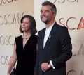 Wagner Moura chega ao tapete vermelho do Oscar acompanhado da esposa