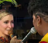 Carnaval: Claudia Leitte convida ambulante para trio e se emociona