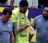 Goleiro do Bahia 'quebra' braço após defesa e imagem choca; assista
