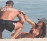 Jade Picon e namorado se enrolam na areia e esbanjam boa forma
