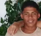 Jovem de 18 anos morre após bater carro em carreta na Bahia