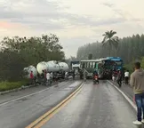 Motorista morre em batida entre carreta e ônibus de trabalhadores