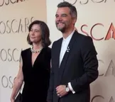 Wagner Moura chega ao tapete vermelho do Oscar acompanhado da esposa