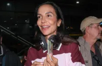 Ivete Sangalo retorna ao Brasil e affair deixa aeroporto 'escondido'