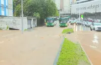Ruas alagadas e veículos ilhados: semana começa com chuvas em Salvador