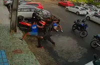 VÍDEO: homens são agredidos com socos por mototaxistas em Salvador