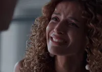 Três Graças: Viviane sofre tentativa de homicídio e Leonardo surta