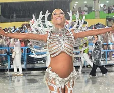 Lore Improta exibe barrigão em novo ensaio na Sapucaí; FOTOS