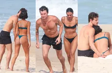 Bruna Marquezine e Shawn Mendes curtem praia com direito a 'mão boba'