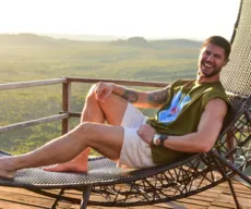 Ex-BBB Jonas Sulzabch causa climão e recusa tirar foto com ex-sister