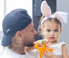 Neymar ignora polêmica e se declara para filha com Amanda Kimberlly