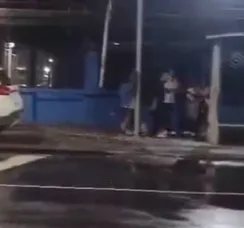 4 pessoas ficam feridas após carro invadir ponto de ônibus em Salvador