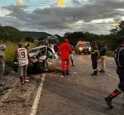 Batida entre van e carro deixa feridos em rodovia na Bahia