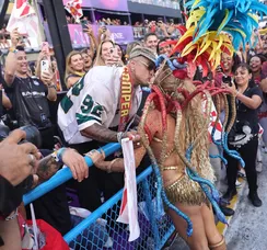 Beijão, dança e desfile: Lore Improta e Léo Santana brilham na Sapucaí