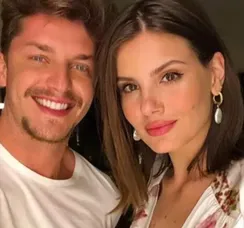 Camila Queiroz surpreende e mostra rosto da filha pela 1ª vez