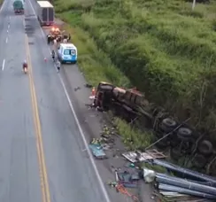 Caminhoneiro morre após carreta tombar em rodovia da Bahia