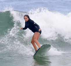 Carol Portaluppi pede ajuda para tirar roupa após dia de surfe; FOTOS