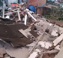 Criança fica soterrada após casa de dois andares desabar em Salvador