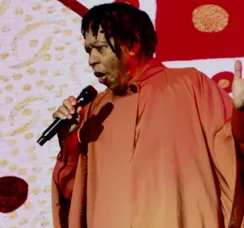 Djavan fica aos prantos em homenagem a Gal Costa durante show; VÍDEO