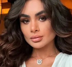 Ex-bailarina do Faustão reage e joga carro contra ladrão em SP