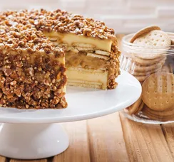 Faça torta de biscoito Maria com doce de leite e crocante de castanha