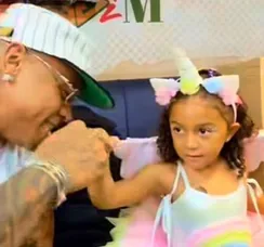Filha de Léo Santana chega ao circuito Barra-Ondina no 1º Carnaval