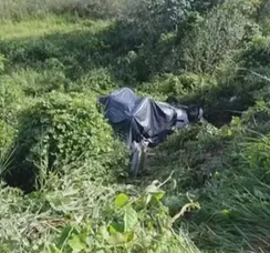 Homem morre e seis pessoas ficam feridas após carro capotar na Bahia