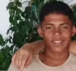 Jovem de 18 anos morre após bater carro em carreta na Bahia