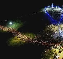 Mais de 20 mil pessoas participam de procissão com tochas na Bahia