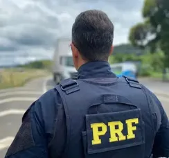 Motociclista é preso após fugir da PRF e atropelar mulher na Bahia